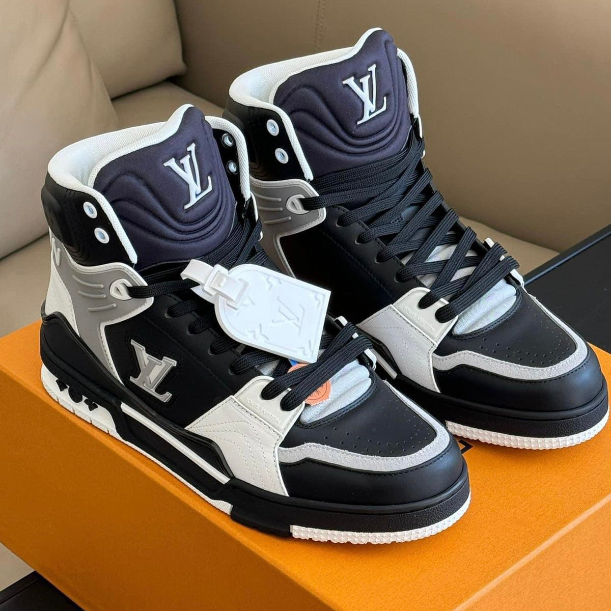 LOUIS VUITTION TRAINER BLACK GREY ANGLE