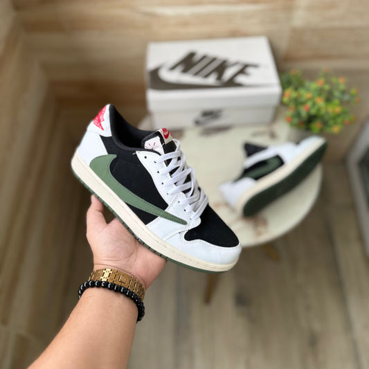 AIR JORDANS RETRO TRAVIS SCOTT NOIRE