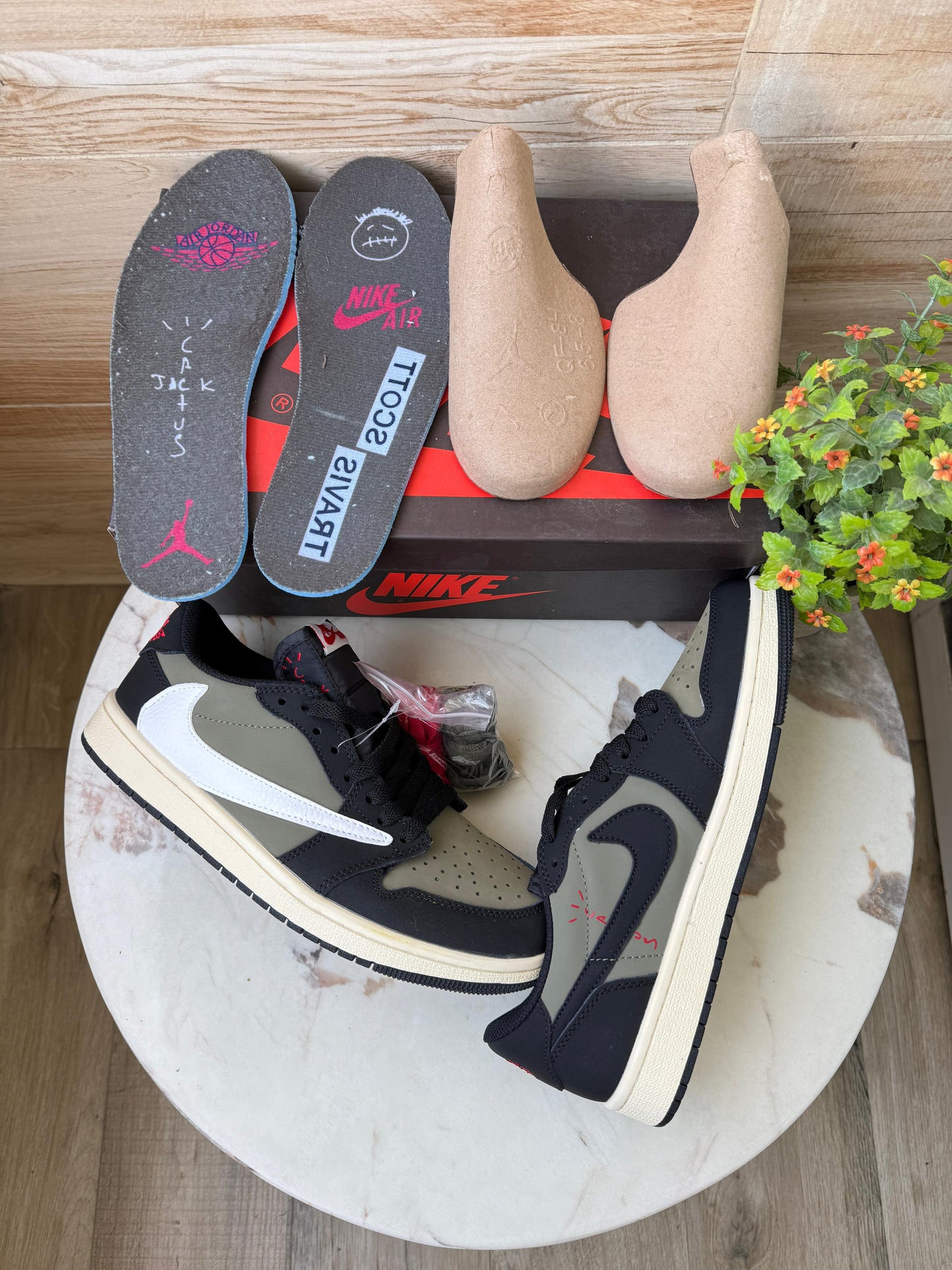 Air Jordans 1 low traviss scott olive green