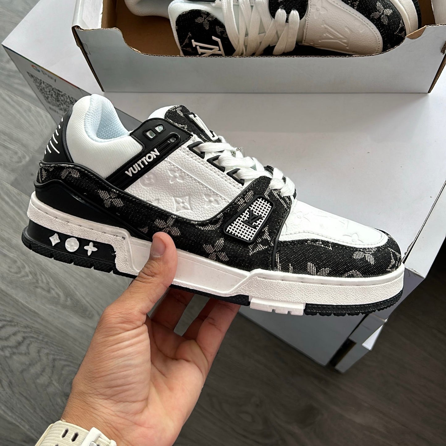 LOUIS VUITTION TRAINER SNEAKERS WHITE BLACK