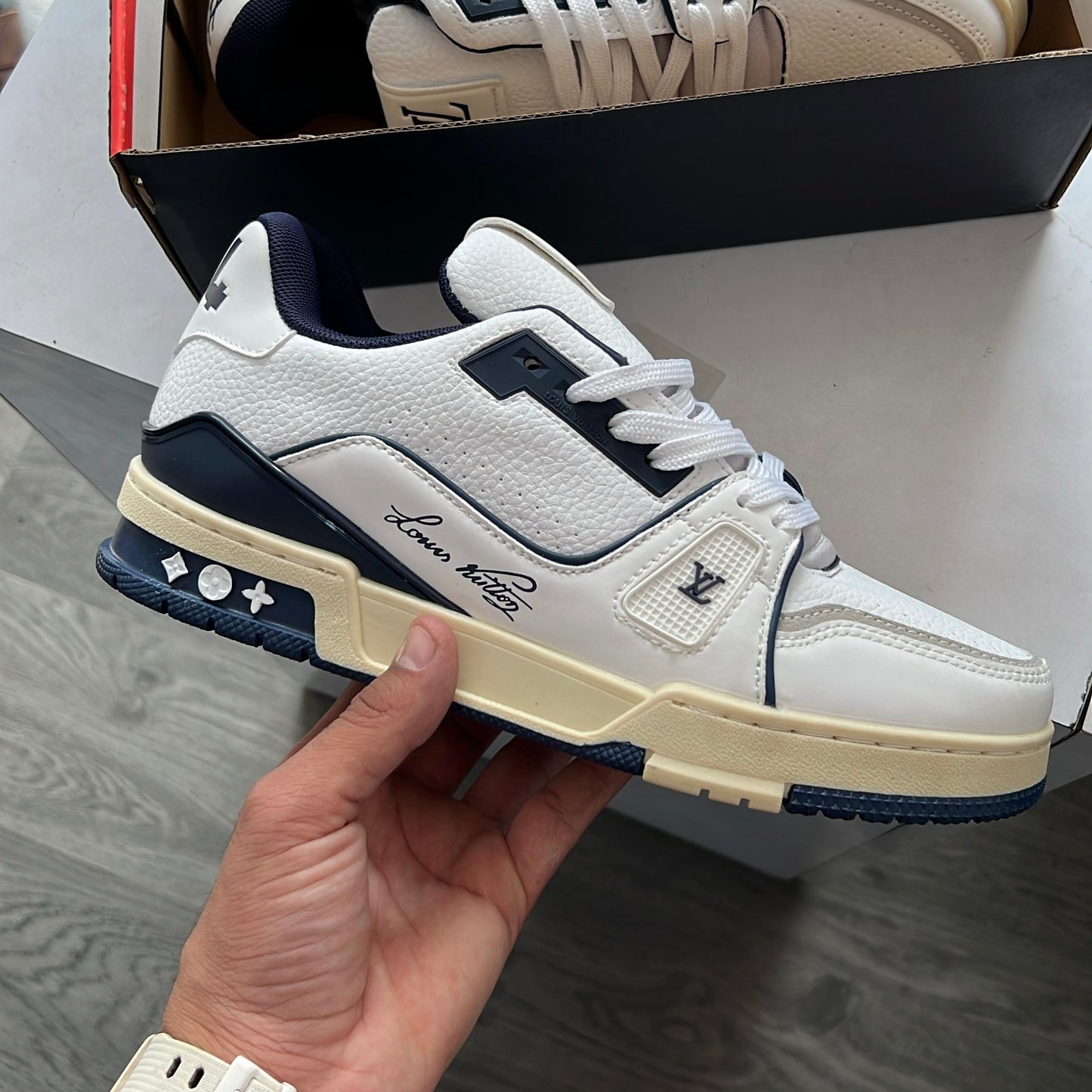 LOUIS VUITTION TRAINER SNEAKERS