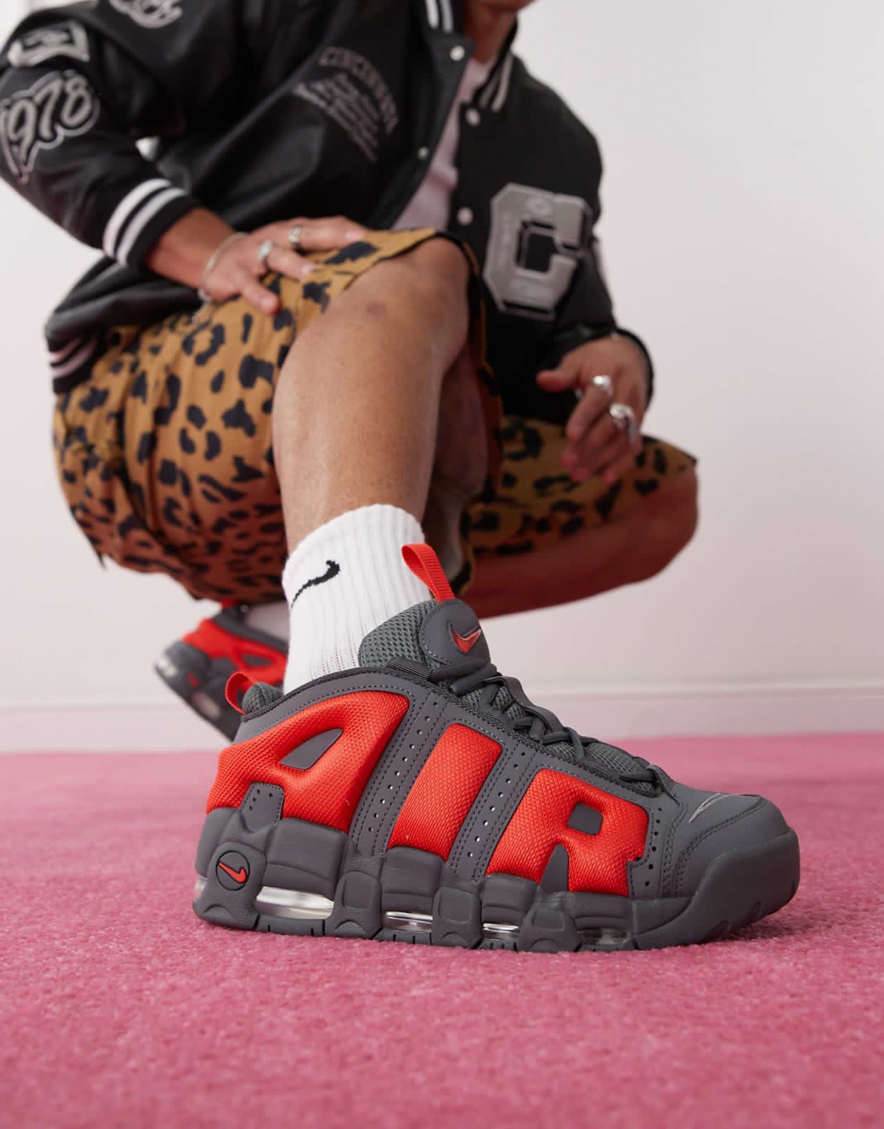 Nike air more uptempo dark grey light crismon