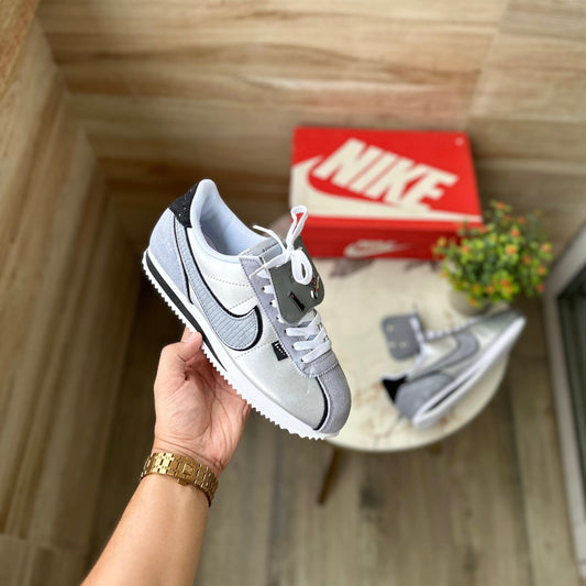 NIKE CORTEZ PETALS UNITED