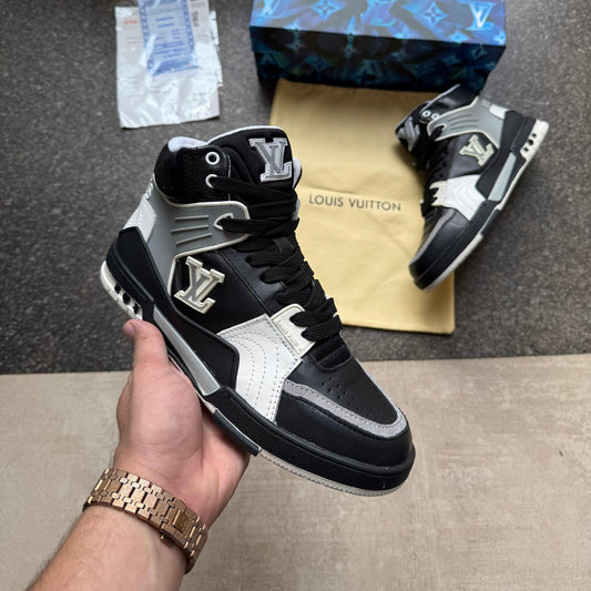 LOUIS VUITTION TRAINER BLACK GREY ANGLE