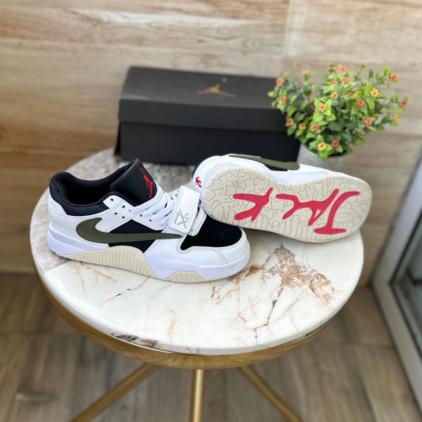 AIR JORDANS RETRO TRAVIS SCOTT CUT THE CHECK NOIRE