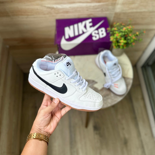 NIKE SB DUNK LOW  WHITE GUM