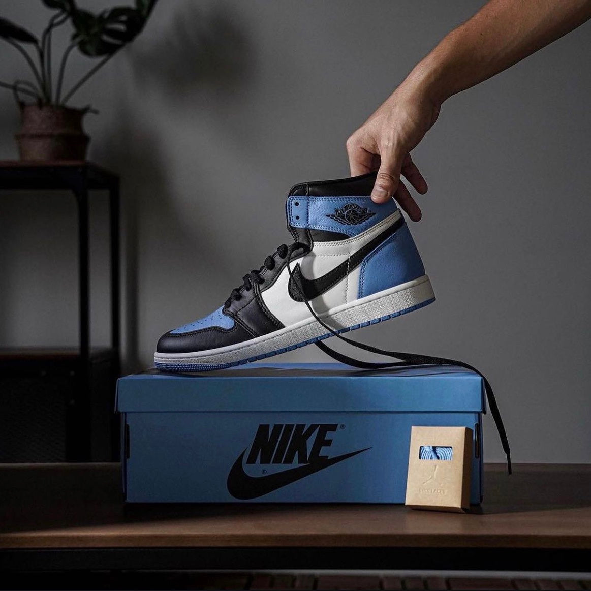NIKE AIR JORDAN RETRO 1 UNC TOE