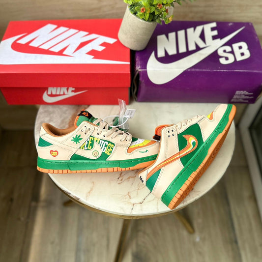 NIKE SB DUNK STUSSY LUVE FREE HUGS